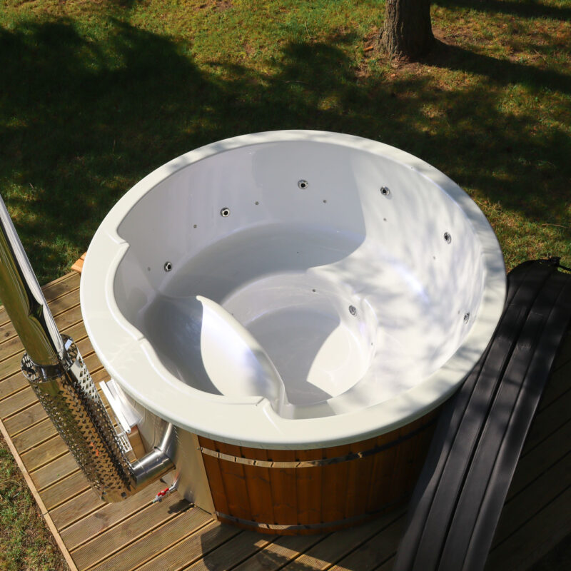 Acrylic hot tub with integrated heater and thermo wood cladding