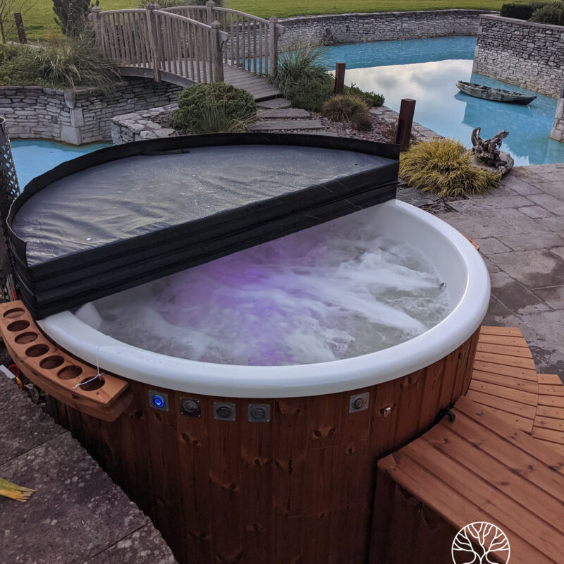 Acrylic hot tub with integrated heater and thermo wood cladding