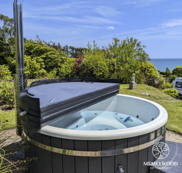 Acrylic hot tub with integrated heater and thermo wpc cladding