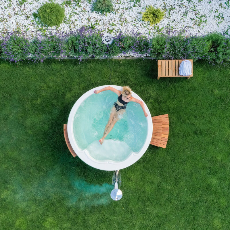 Acrylic hot tub with integrated heater and thermo wood cladding