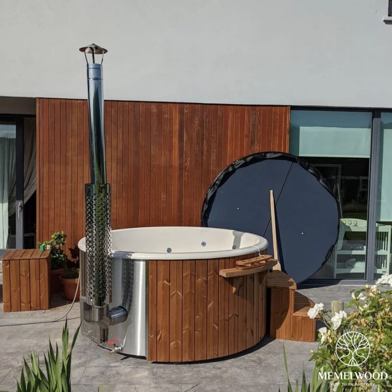 Fiberglass round hot tub with integrated heater and thermo wood cladding