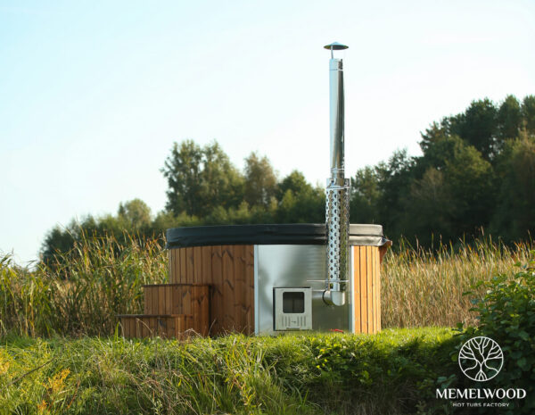 Fiberglass round hot tub with integrated heater and thermo wood cladding