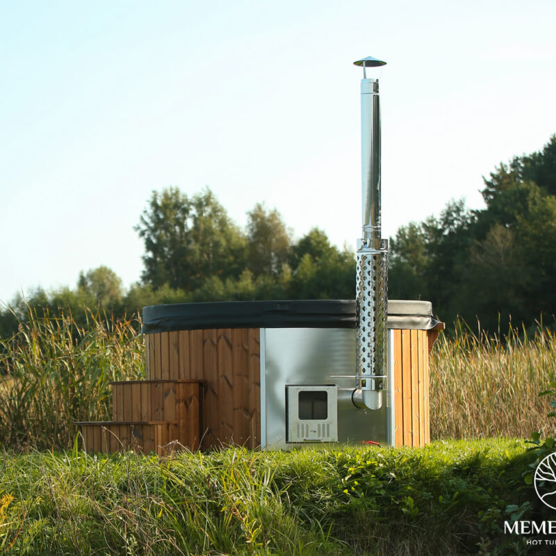 Fiberglass round hot tub with integrated heater and thermo wood cladding