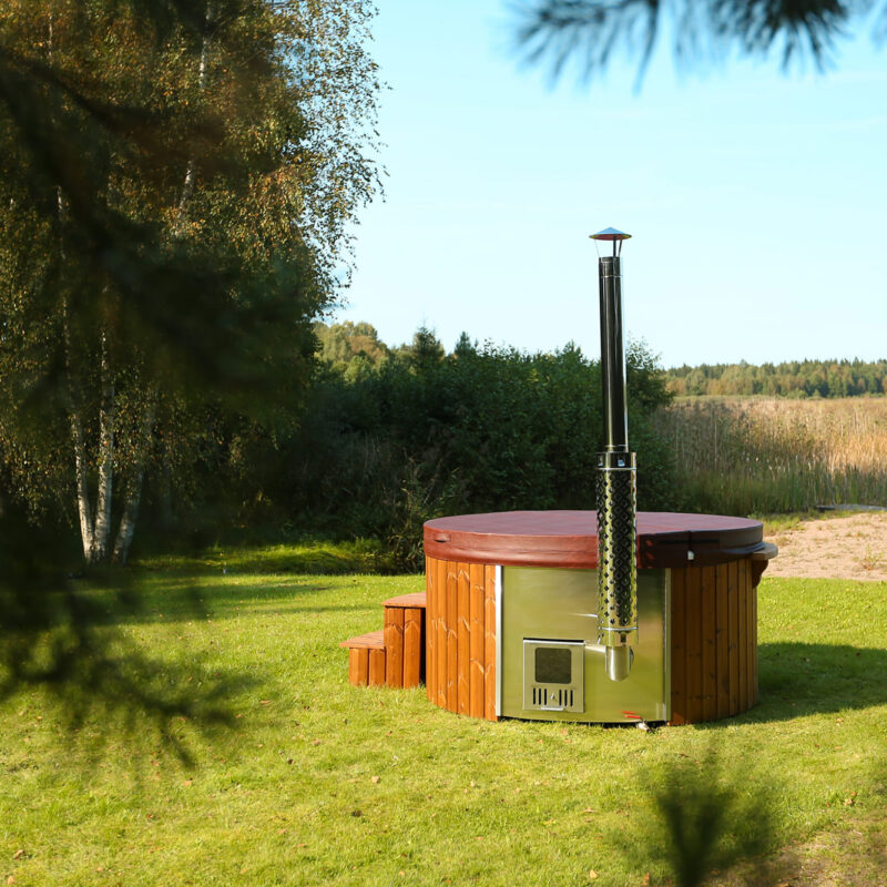 Fiberglass round hot tub with integrated heater and thermo wood cladding