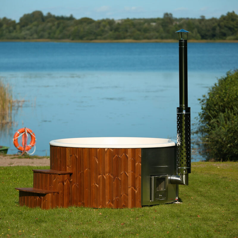 Fiberglass round hot tub with integrated heater and thermo wood cladding