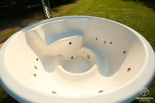 Fiberglass round hot tub with integrated heater and thermo wood cladding