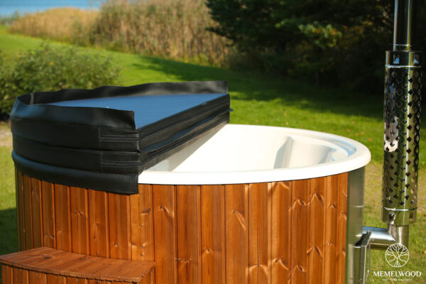 Fiberglass round hot tub with integrated heater and thermo wood cladding