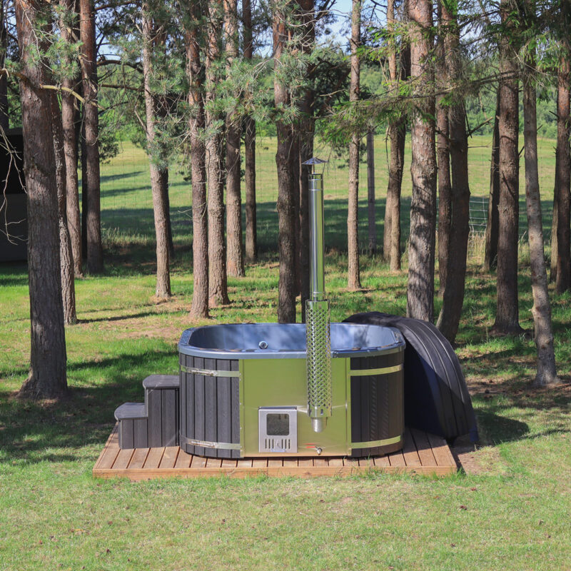 Acrylic square hot tub with integrated heater and wpc cladding