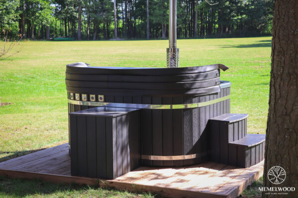 Acrylic square hot tub with integrated heater and wpc cladding